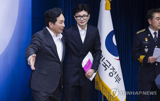 지난 11월1일 원희룡(왼쪽부터) 국토교통부 장관, 한동훈 법무부 장관, 윤희근 경찰청장이 서울 종로구 정부서울청사에서 열린 전세 사기 발본색원 및 충실한 피해 회복 지속 추진을 위한 관계부처 합동브리핑을 마친 뒤 회견장을 떠나고 있다.<연합뉴스 사진>